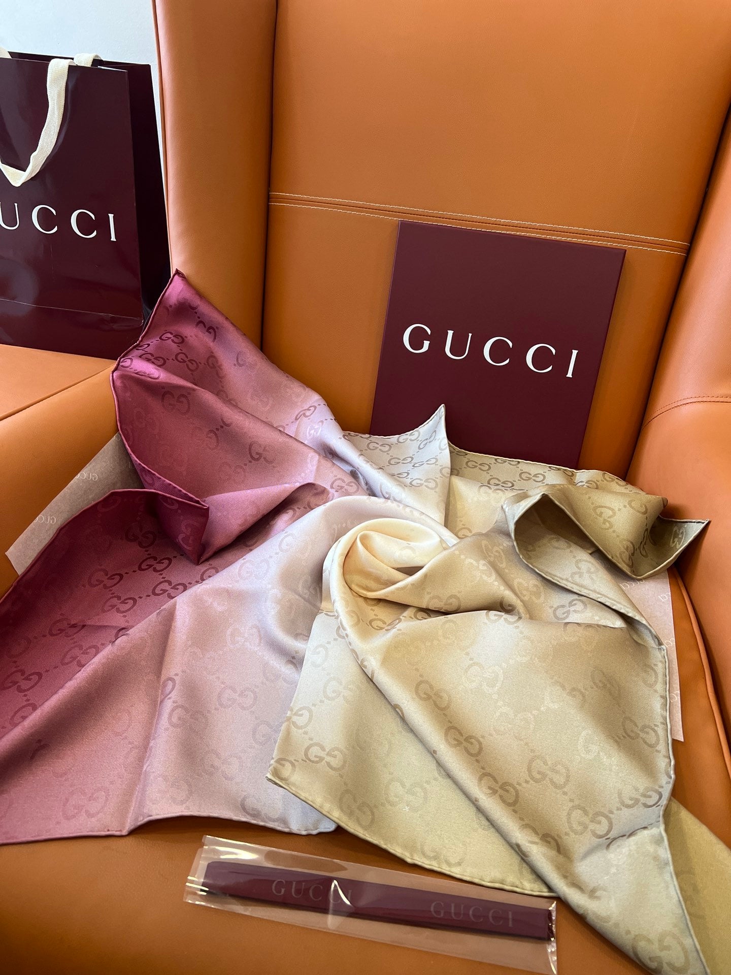 Lenço Gucci Quadrado de Seda Cor Degradê Rosado
