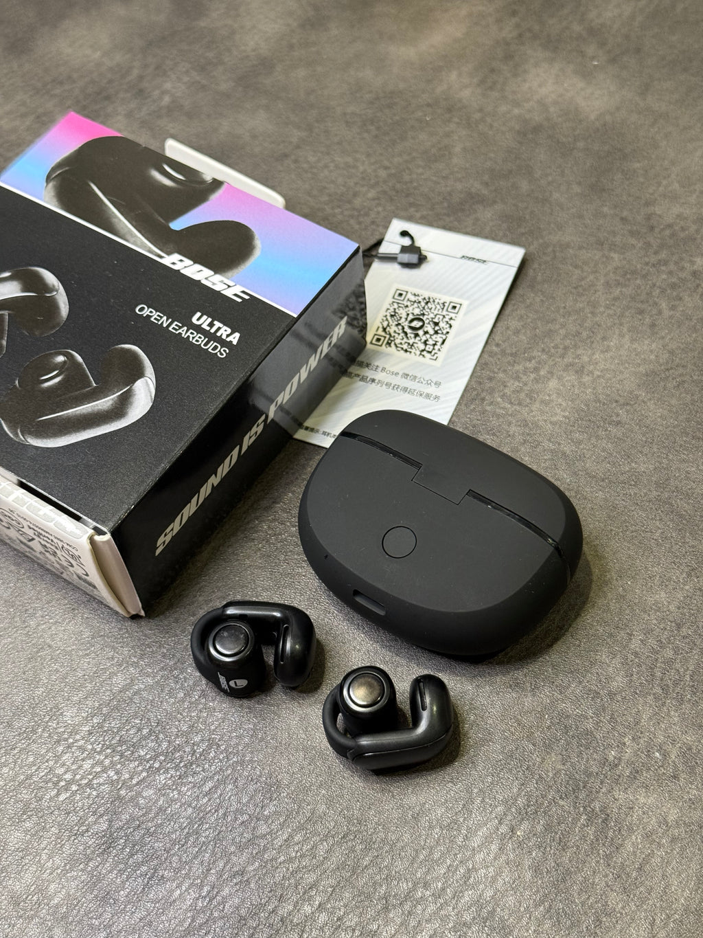 Fones de ouvido Bose Ultra Ear Clip Open na edição Poison