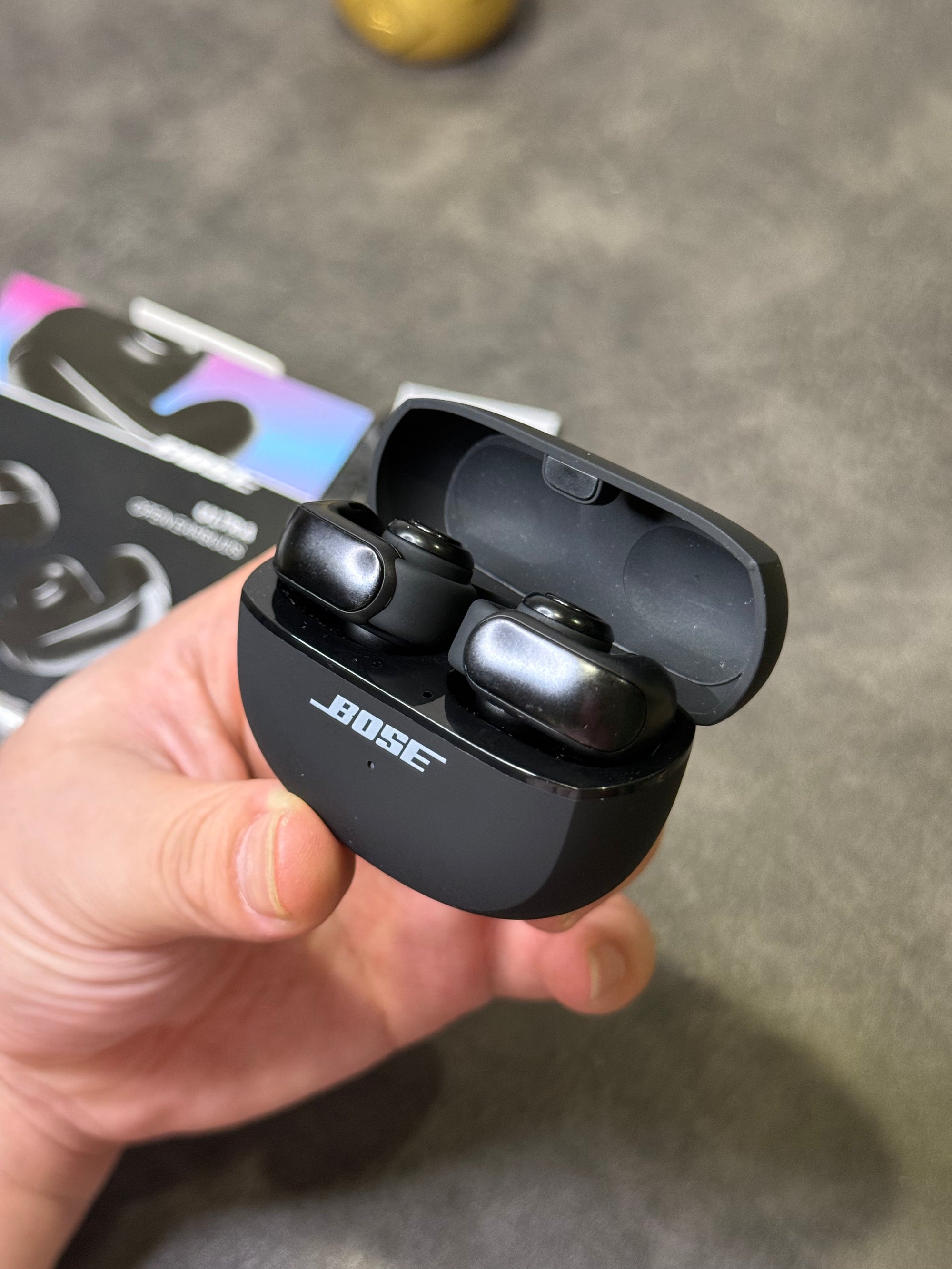 Fones de ouvido Bose Ultra Ear Clip Open na edição Poison