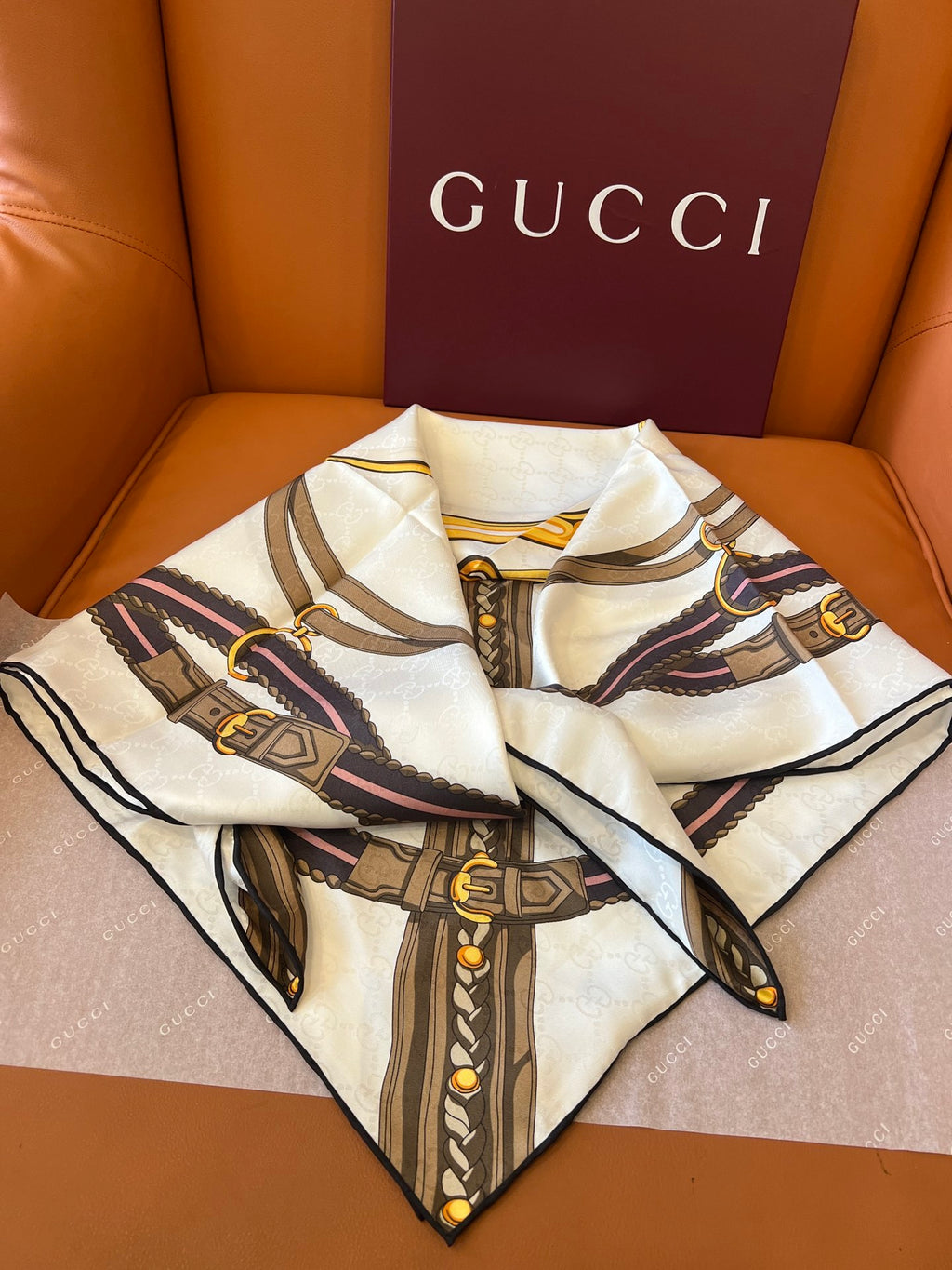 Lenço Gucci Quadrado de Seda Cor Fundo Creme/Marfim