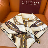 Lenço Gucci Quadrado de Seda Cor Fundo Creme/Marfim