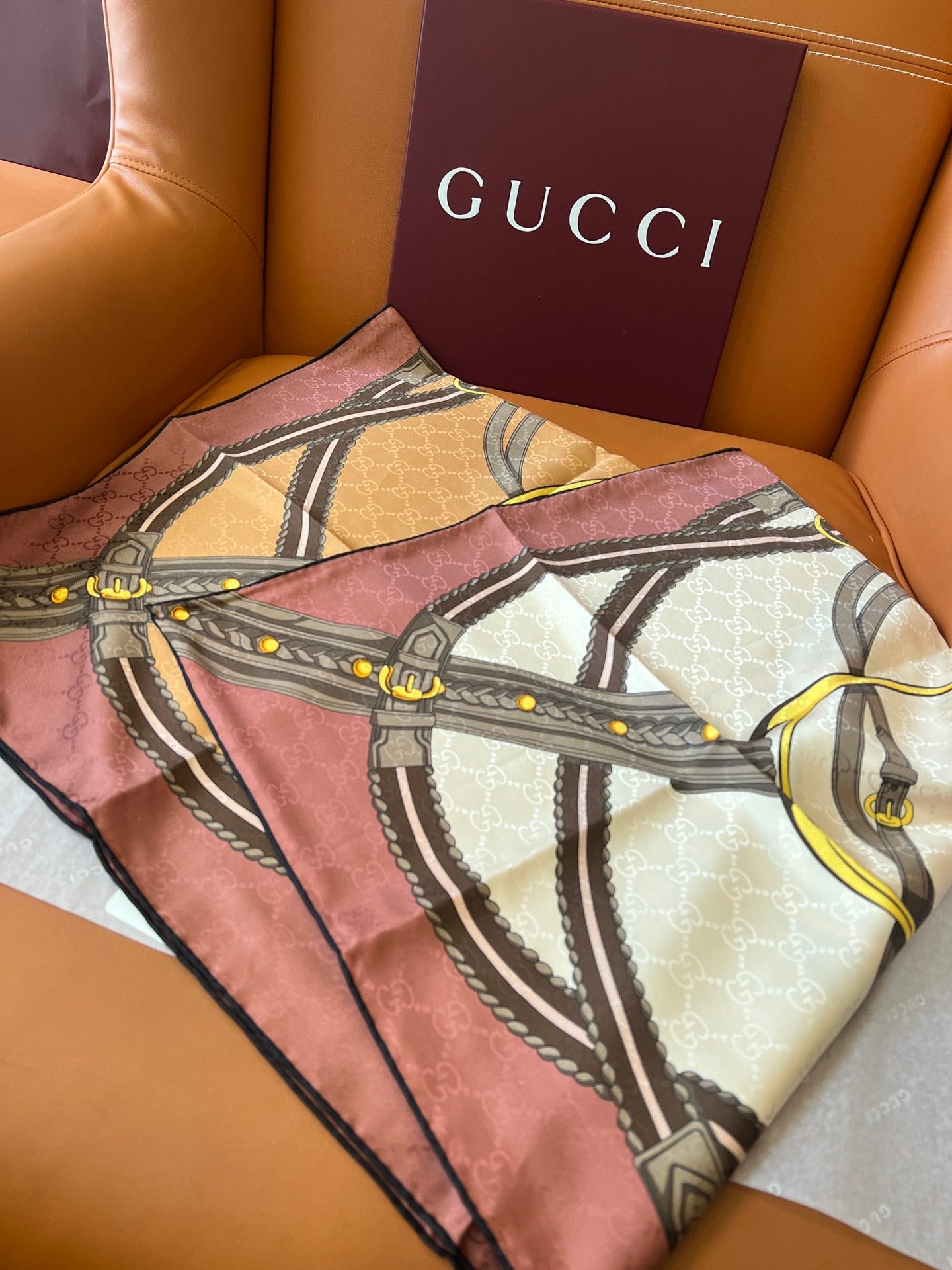 Lenço Gucci Quadrado de Seda Cor Rosa Antigo, Creme e Marrom Tabaco