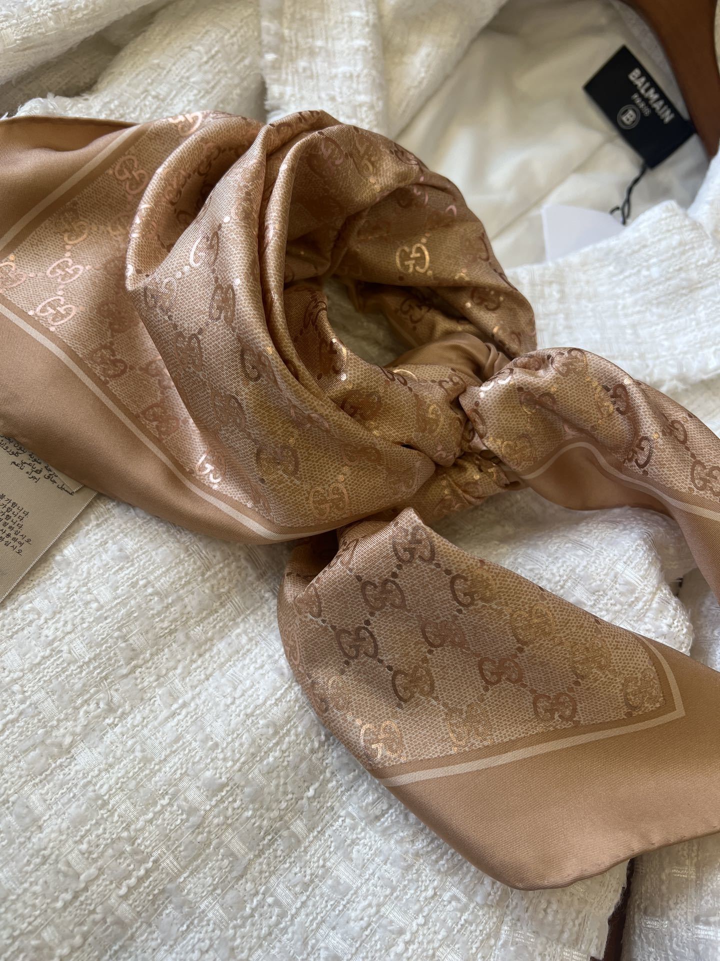 Lenço Gucci Quadrado de Seda Cor Nude Com Fundo Bege Rosado
