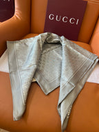 Lenço Gucci Quadrado de Seda Cor Cinza Prateado