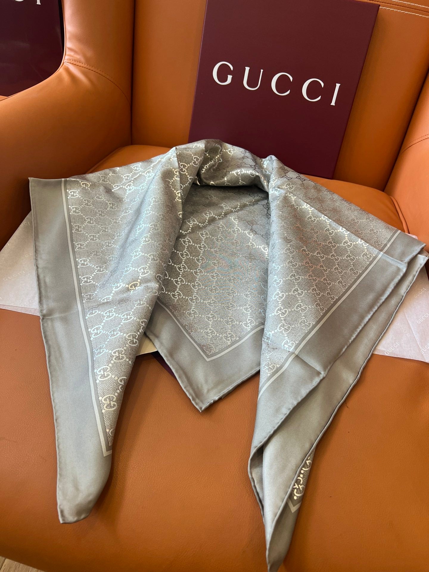 Lenço Gucci Quadrado de Seda Cor Cinza Prateado