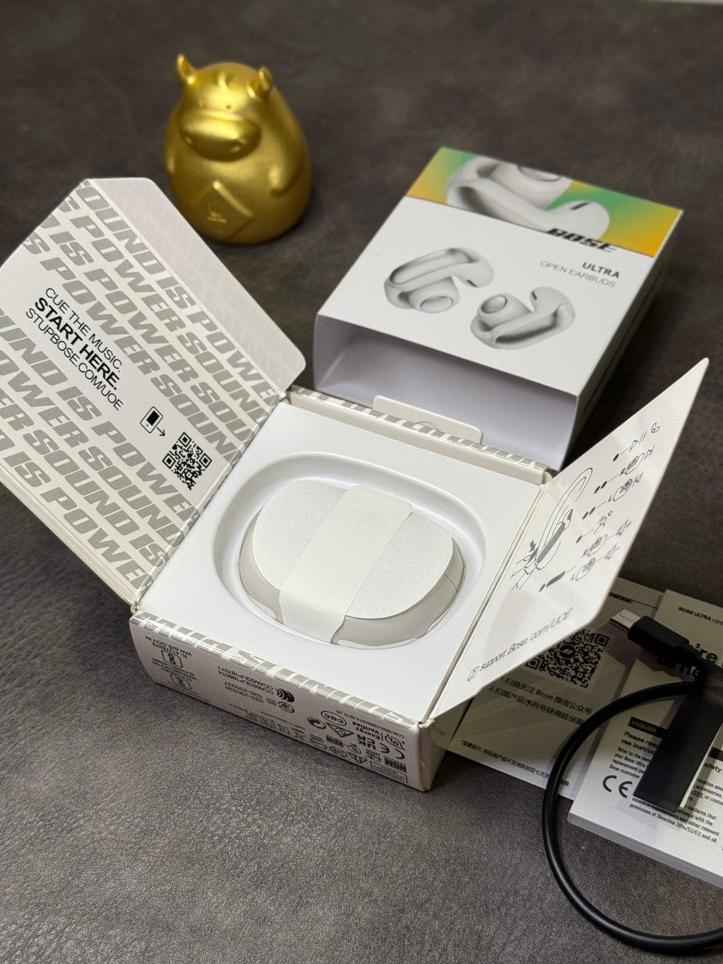 Fones de ouvido Bose Ultra Ear Clip Open na edição Poison