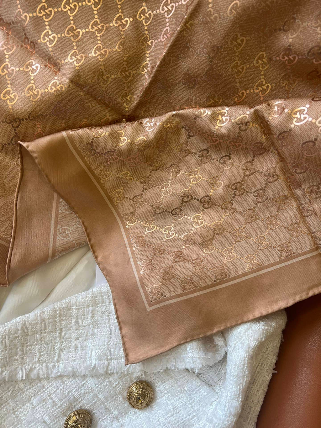 Lenço Gucci Quadrado de Seda Cor Nude Com Fundo Bege Rosado