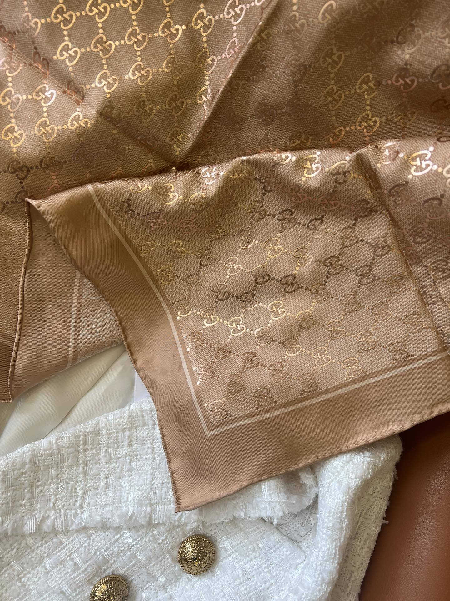 Lenço Gucci Quadrado de Seda Cor Nude Com Fundo Bege Rosado