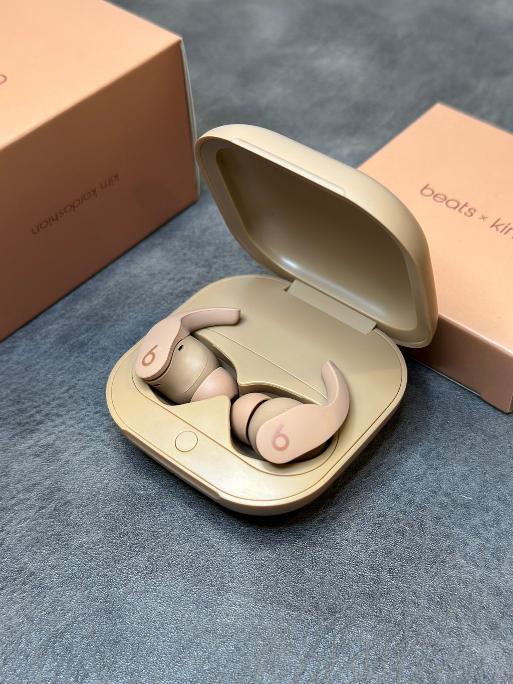 Beats Fit Pro x Kim com pop-up