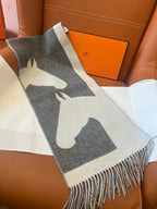 Cachecol Hermés Casaque Love Story  Cinza Mesclado e Branco