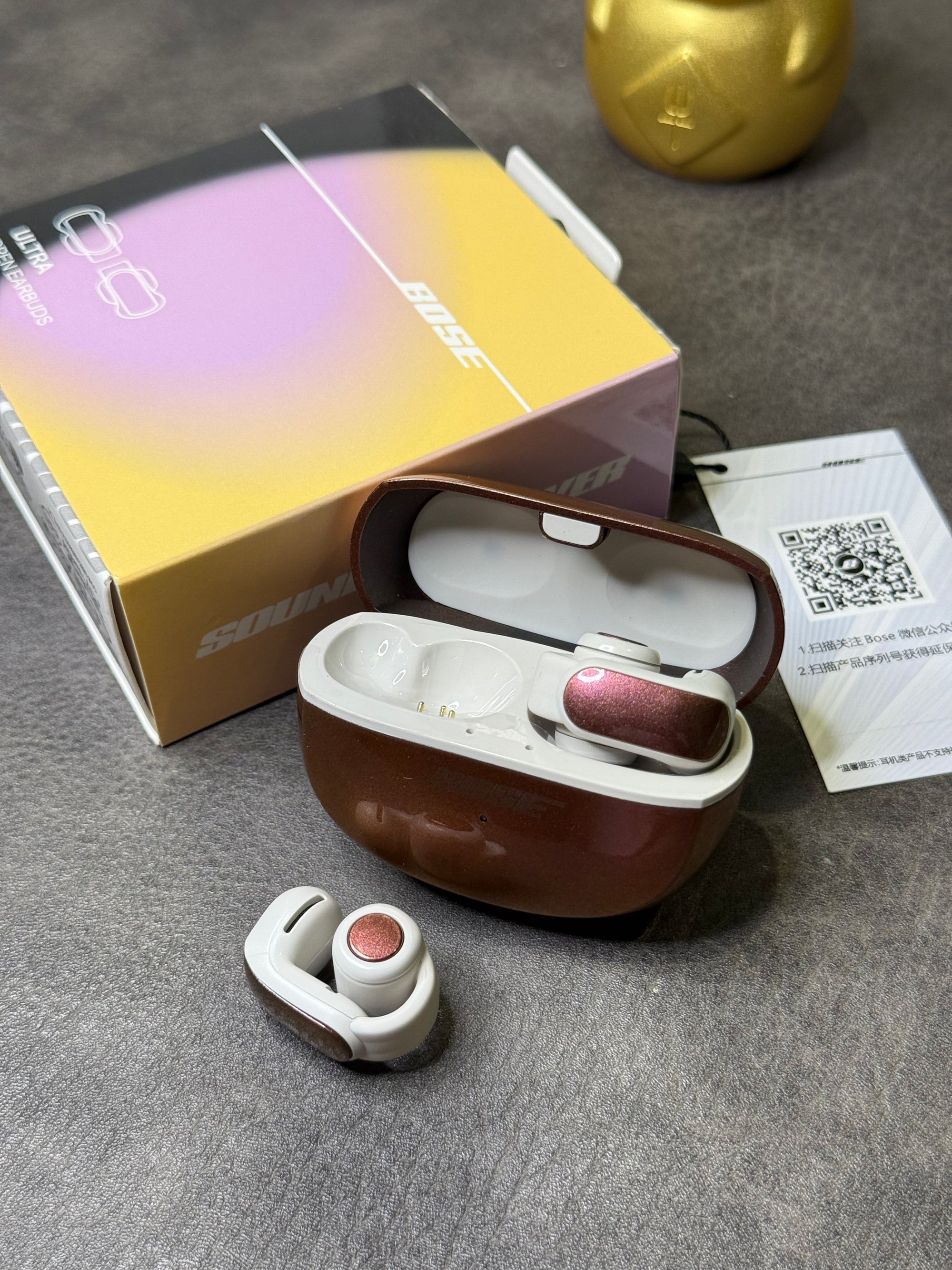 Fones de ouvido Bose Ultra Ear Clip Open na edição Poison